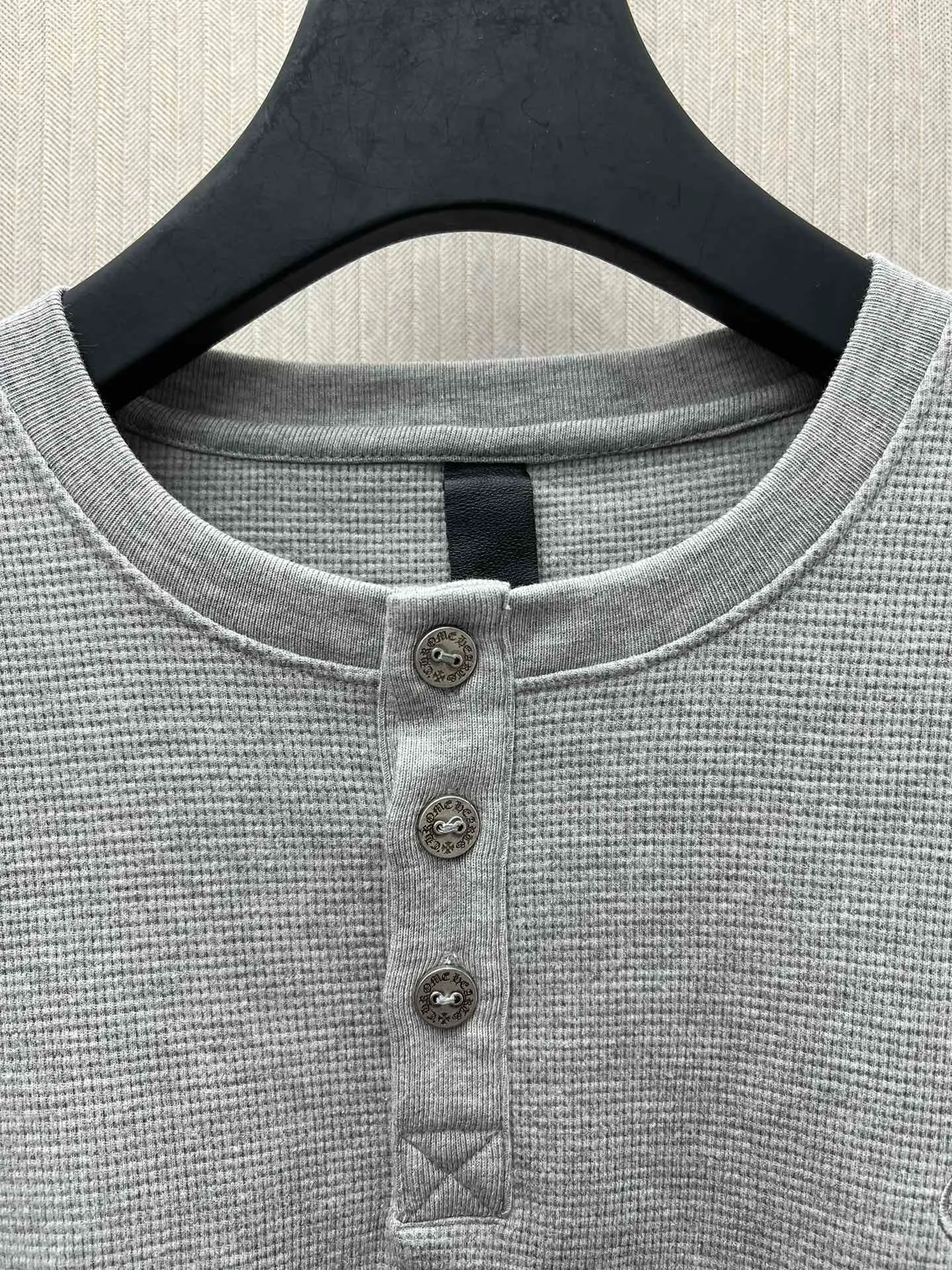 🅿️430 Crow Heart 25SS Sanskrit Henley Collar Waffle Sweatshirt. The fabric is made of 350g cotton waffle double-layer material before washing. Same style for men and women. Size: S.M.L